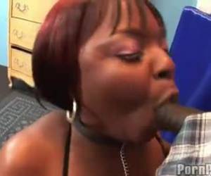 Ebony kan magische dingen met haar sexy billen
