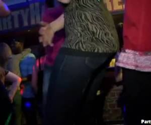 Vrouwen laten zich nemen in nachtclub.
