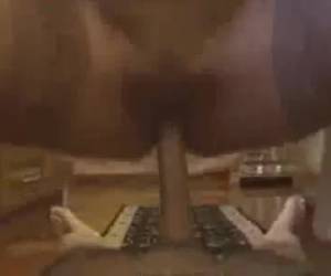 Huisvrouwtje stript eerst voor haar mannen