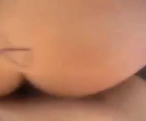 De grote lul met condoom gaat tot zijn ballen haar anus in