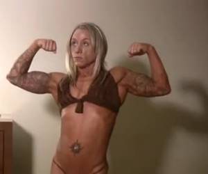 Extreem gespierde powerbabe poseert