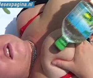 Porno filmpje dame geniet van waterfles in haar kut