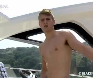 Jonge Britse jongen masturbeert op plezierjacht