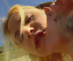 Jonge blonde meid wordt lekker geneukt bij het zwembad