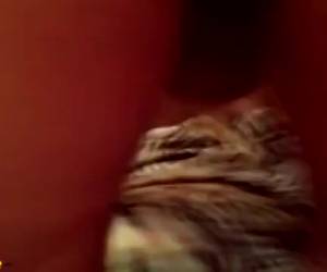 Het meisje pijpt en word geneukt door drie oudere mannen