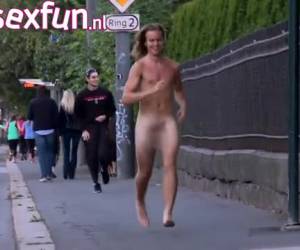 Naakte man versiert vrouwen buiten op straat