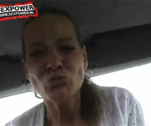 Duitse geile slet neukt haar versnellingspook