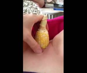 Geen dildo bij de hand, dan maar een maiskolf