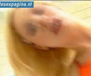 Kutje likken op de rand van het zwembad